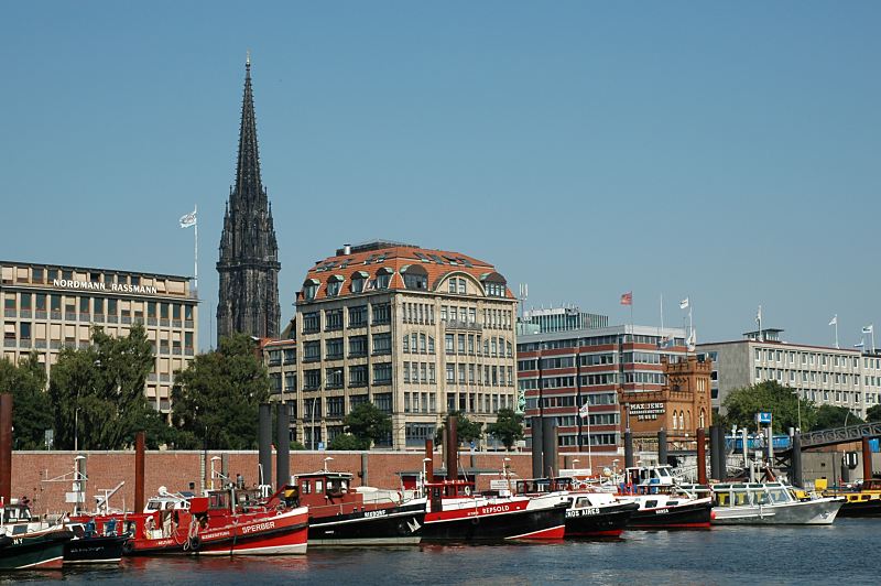 0003 Barkassen liegen im Zollkanal vor den Kajen. | Binnenhafen - historisches Hafenbecken in der Hamburger Altstadt.